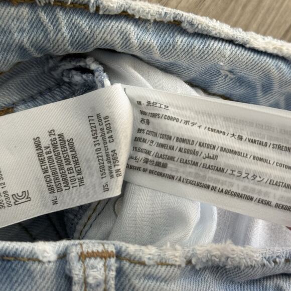 Abercrombie & Fitch ‘90s Straight Ultra High Rise Distressed Jeans Size 26 / 2R - Picture 4 of 6